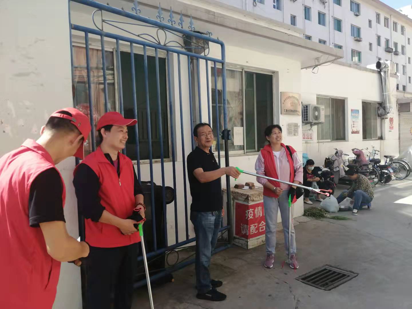 01-9月9日党委委员、财务总监辛建人在汇春小区检查指导志愿者服务.jpg